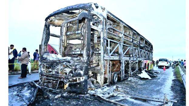 ബൈക്കുമായി ഇടിച്ചു,​ ഇന്ധനടാങ്ക് പൊട്ടിത്തെറിച്ചു,​ബസ് കത്തിയമർന്നു: 20 പേർക്ക് ദാരുണാന്ത്യം