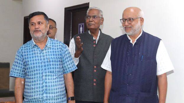 പി.എം ശ്രീ വേണ്ടെന്ന് രാജ; ഫണ്ട് കിട്ടാനെന്ന് ബേബി