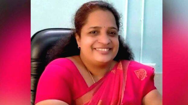 കോടതി മുറിയിൽ ഫോട്ടോഷൂട്ട്, സി.പി.എം വനിതാനേതാവിന് നില്പുശിക്ഷയും പിഴയും