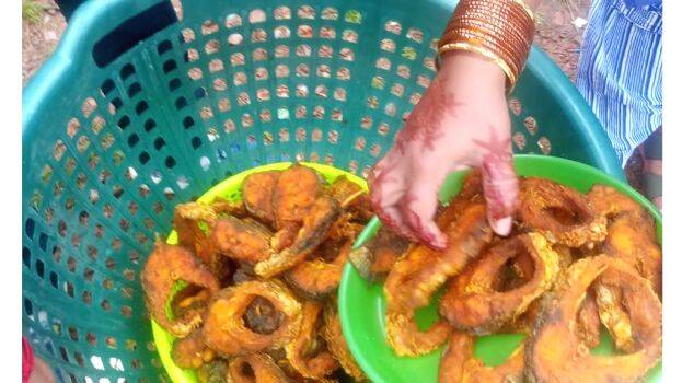 അമ്പലപ്പറമ്പിൽ മീൻ വറുത്ത് ചോറൂണ്: പിഴയടച്ച് ആന്ധ്രാ സ്വദേശികൾ തലയൂരി