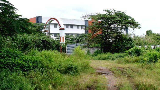 വഴിയില്ലാതെ എങ്ങനെ കോളേജിൽ കയറും!